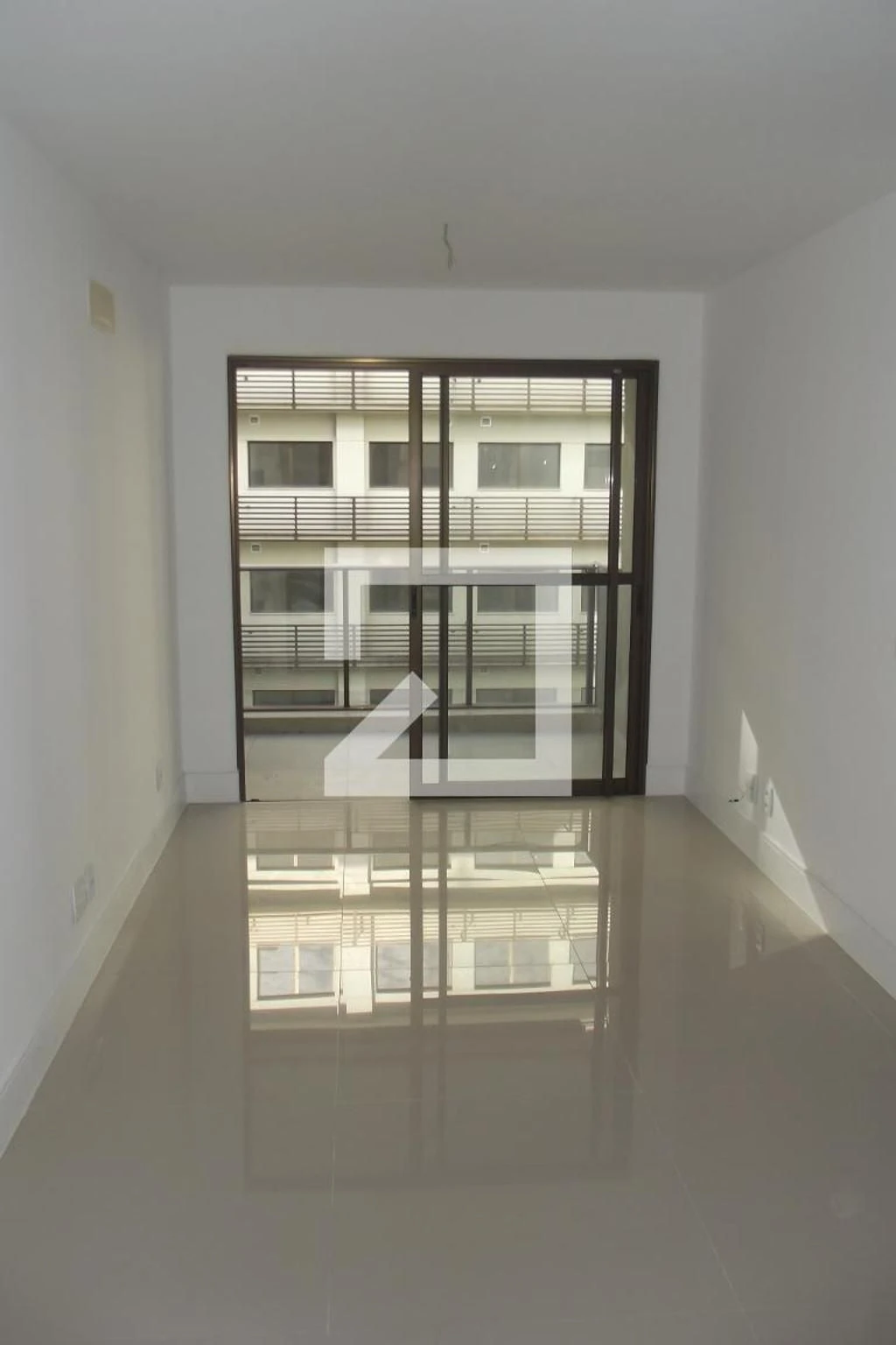 One-bedroom apartment in a building with a gym — photo 13