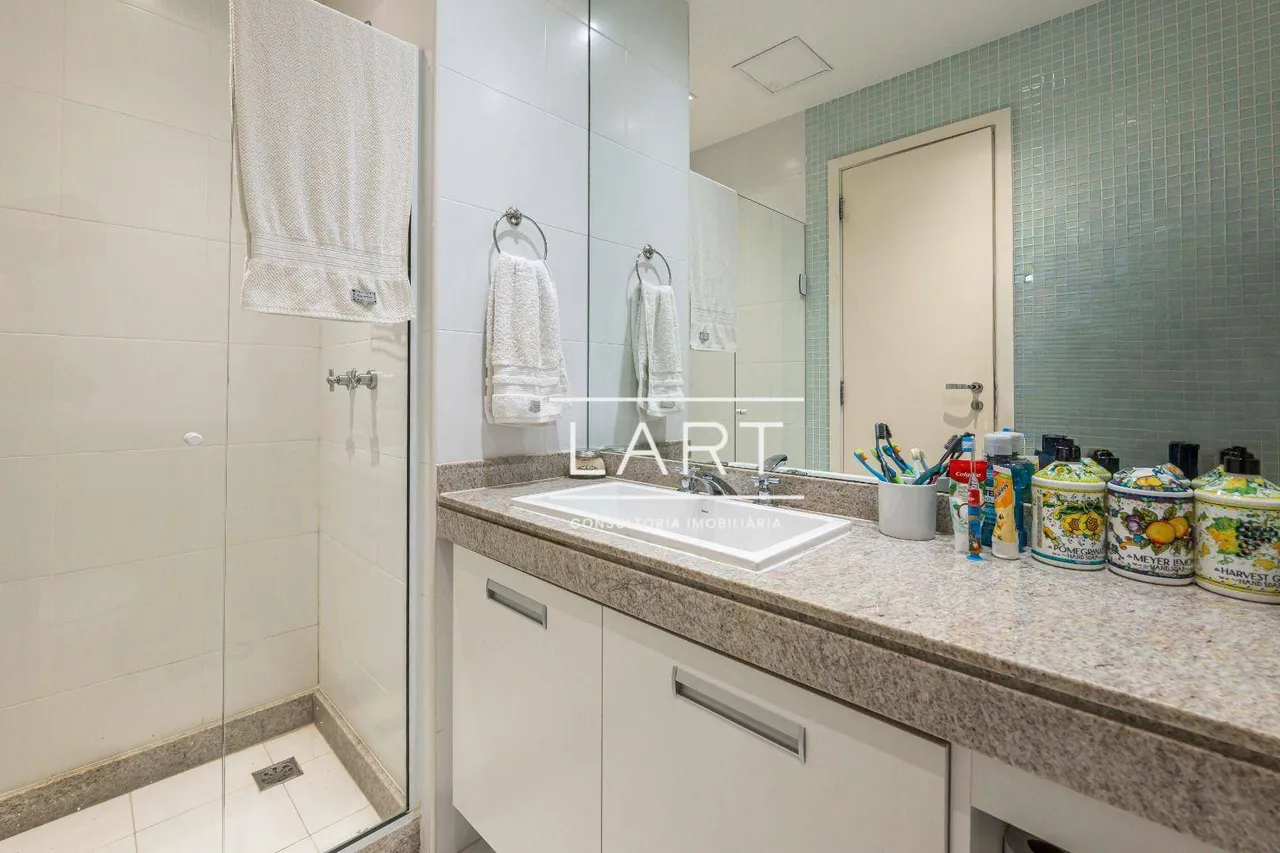 4-bedroom apartment with gas open-plan kitchen and 233 m² — photo 17