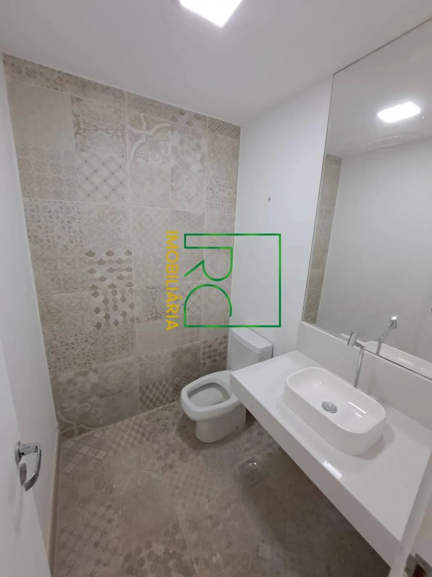 Condominium house with 6 en-suite bedrooms and garden — photo 38
