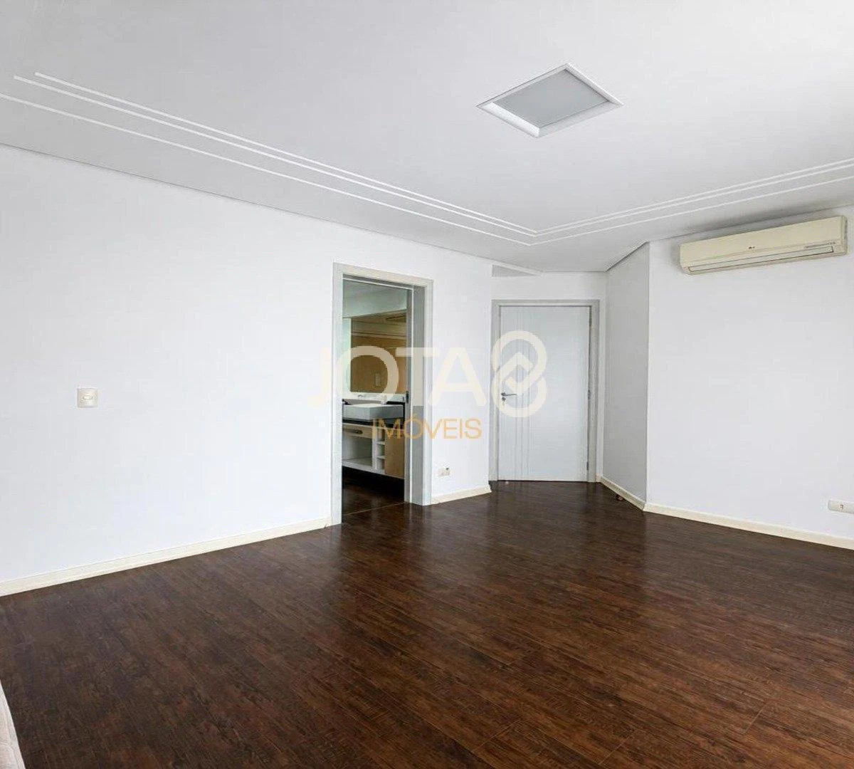 4-bedroom house with a glass-enclosed balcony in Curitiba — photo 32