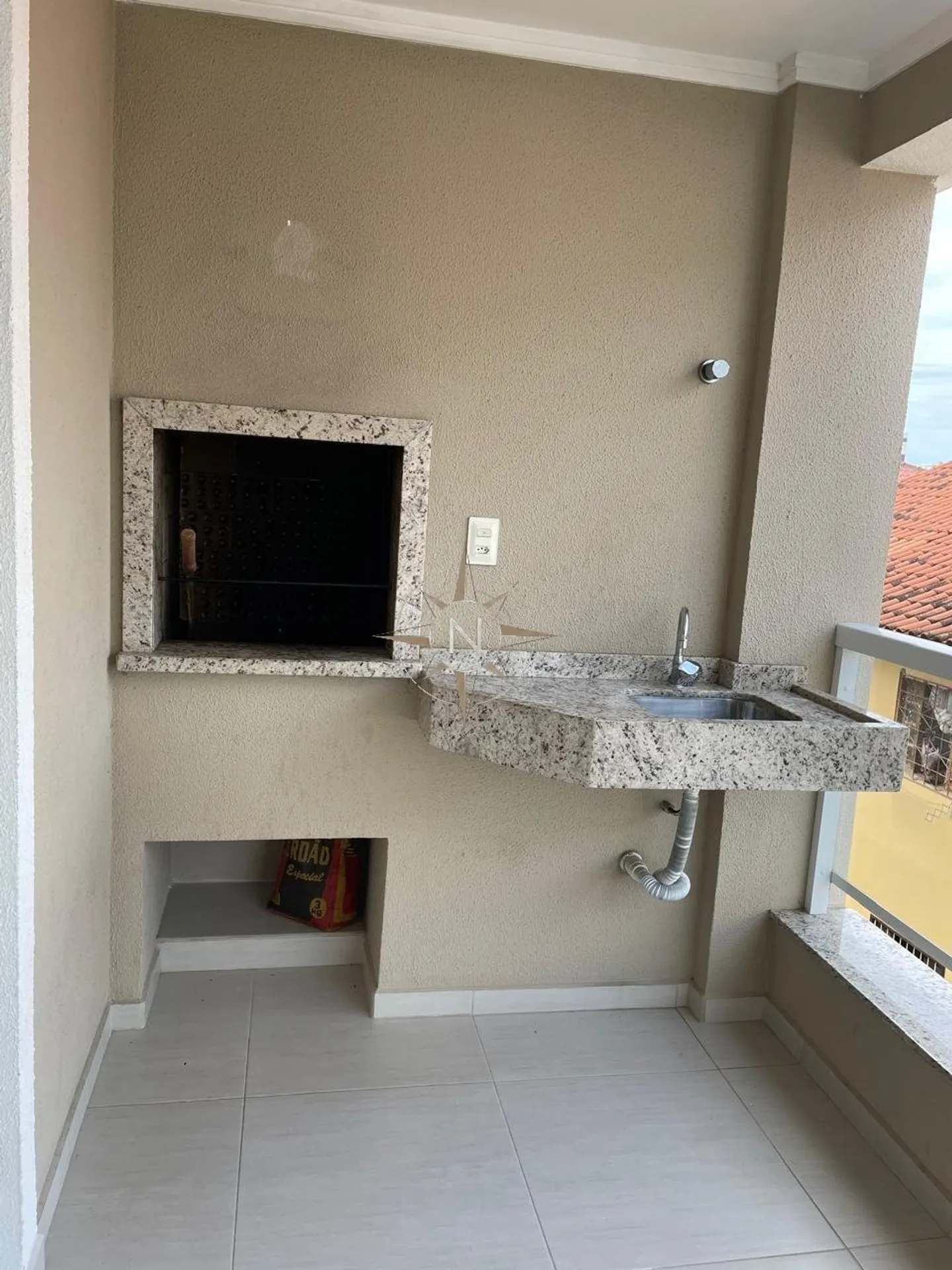 Balcony with a grill in a 2-bedroom apartment, 81 m² — photo 3
