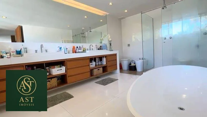 686 m² house with floor-to-ceiling windows and a bathtub — photo 63