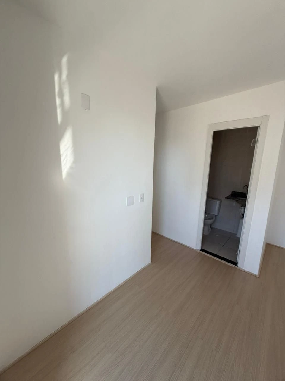 Невеликий безмеблевий апартамент з 3 кімнатами та басейном — photo 7