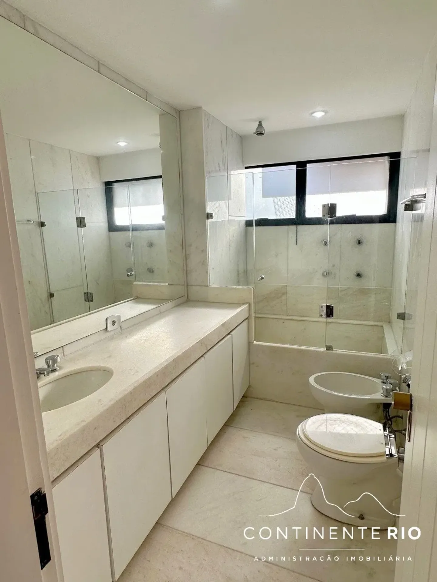 Apartamento con 4 dormitorios y balcón acristalado — photo 21
