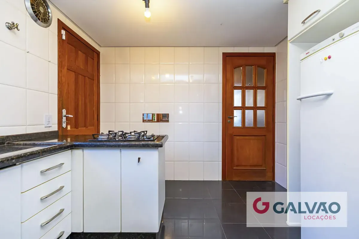 Casa sin amueblar con 3 dormitorios, cocina cerrada y balcón — photo 13
