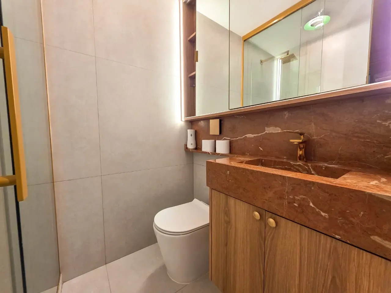 Bathtub in a 3-bedroom apartment, 240 m² — photo 3