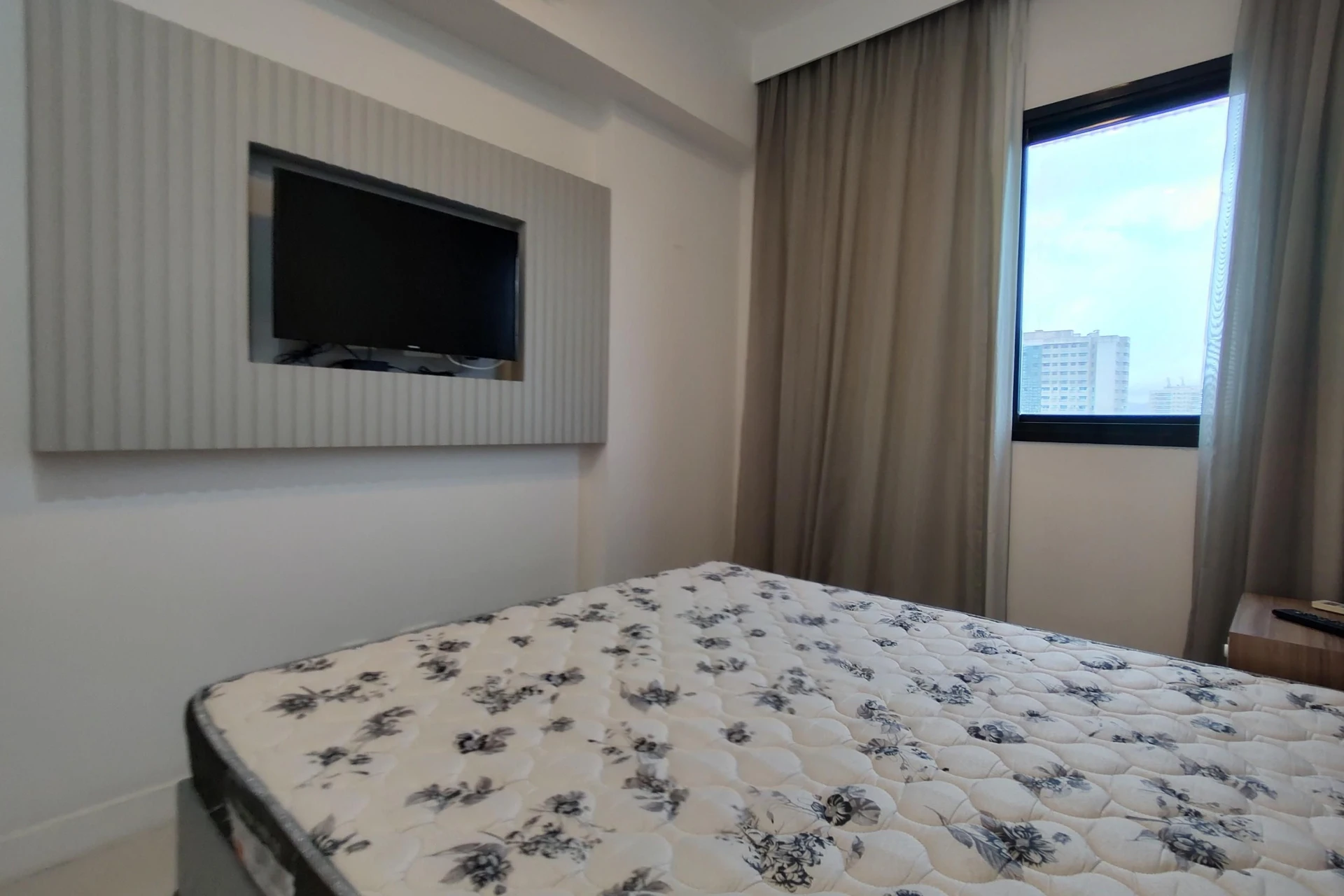 Furnished 1-bedroom apartment with an open-plan kitchen — photo 52