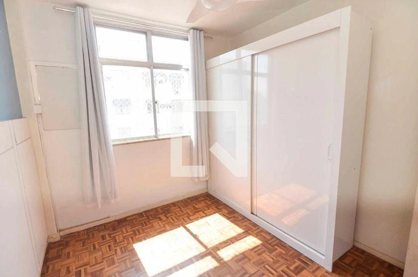 2-bedroom apartment with wood or laminate floors — photo 4