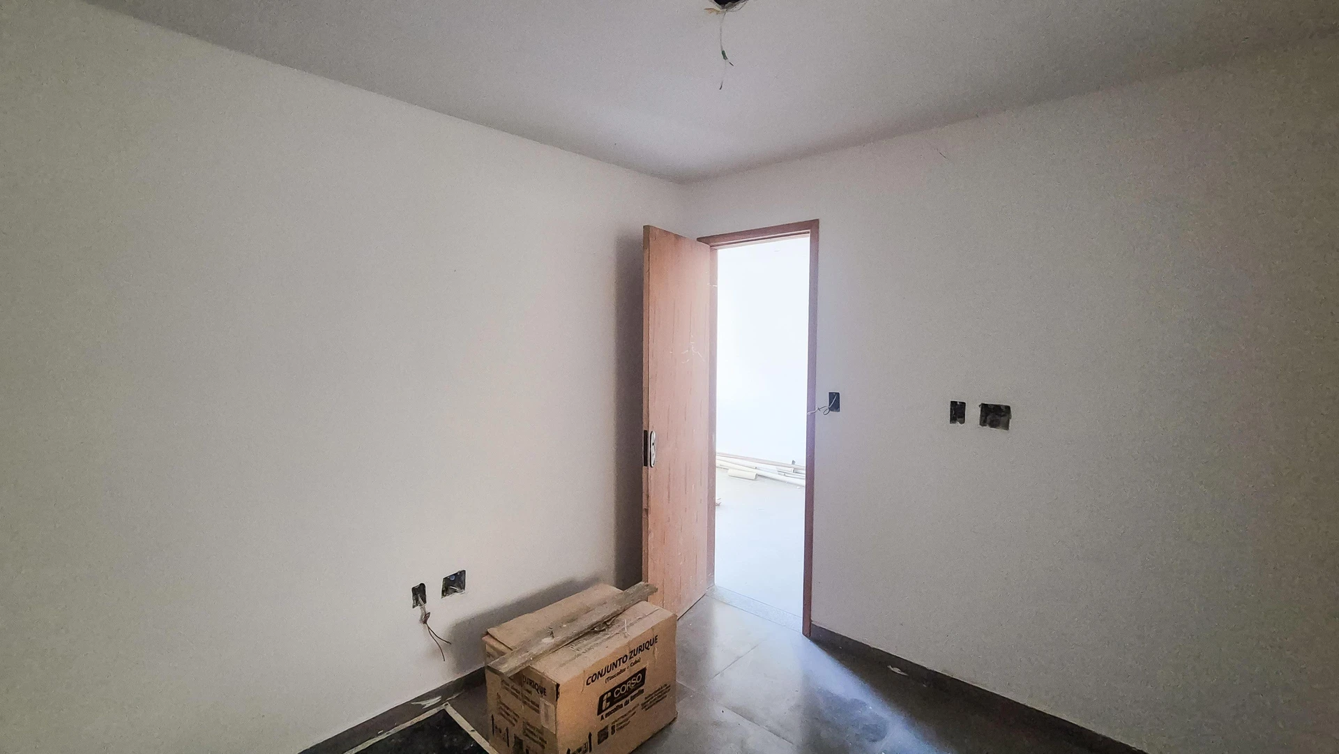 Apartamento com 2 quartos e box de vidro no banheiro — photo 27