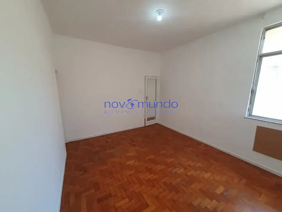 Apartamento com piso de madeira ou laminado, Pilares — photo 19