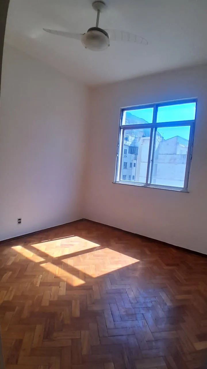 Unfurnished 1-bedroom apartment with glass shower and electric showerheads — photo 3