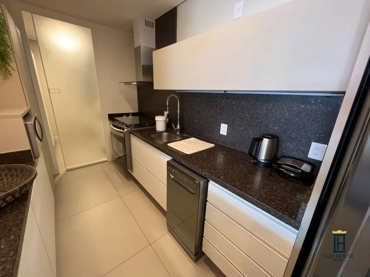 Furnished 2-bedroom apartment with suite and 2 parking — photo 11