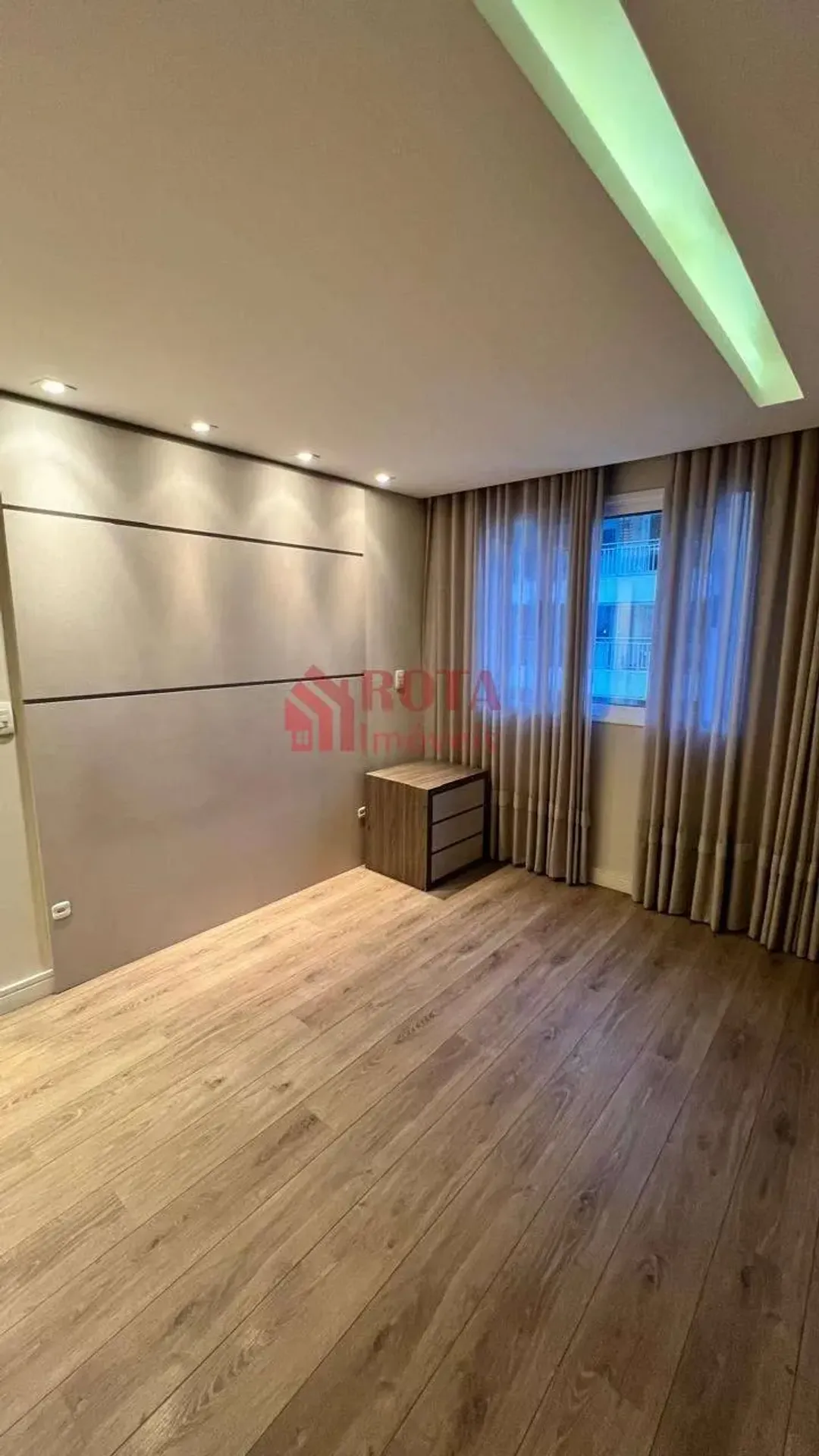 2-bedroom apartment with a glass-enclosed balcony — photo 3
