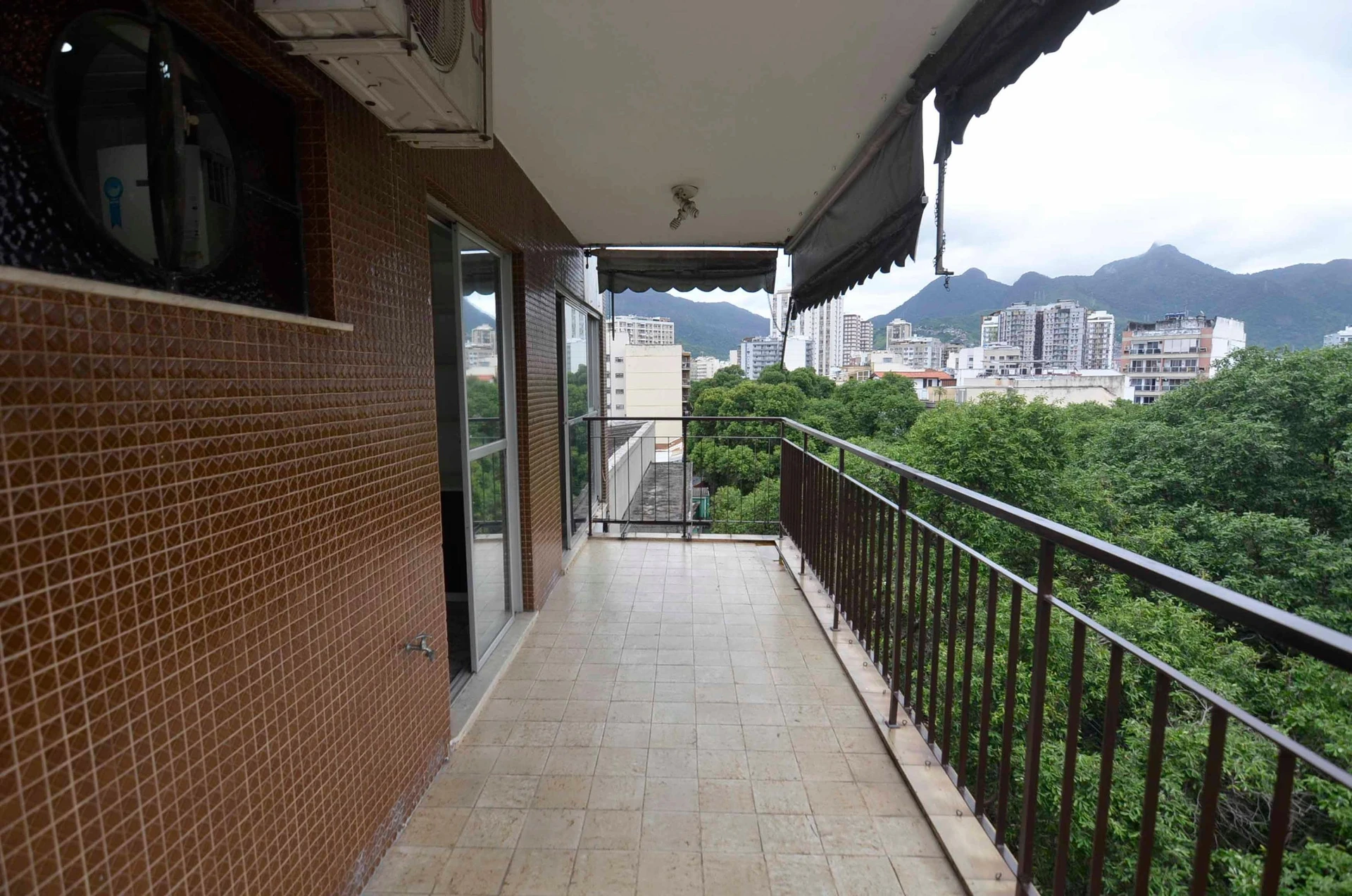 3-bedroom apartment with a mountain view in Rio de Janeiro — photo 5