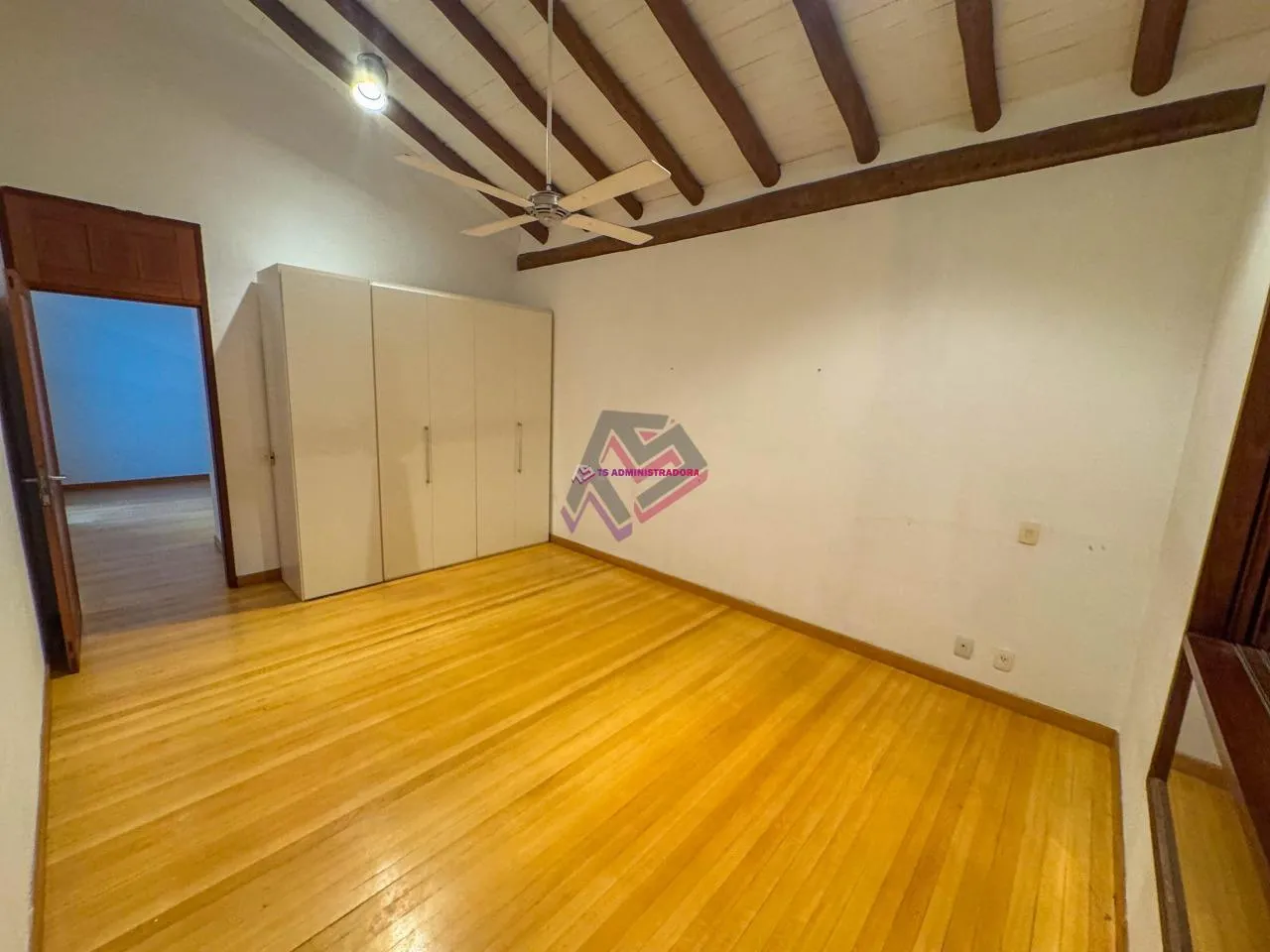 600 m² house with 4 bedrooms and a closed kitchen — photo 4