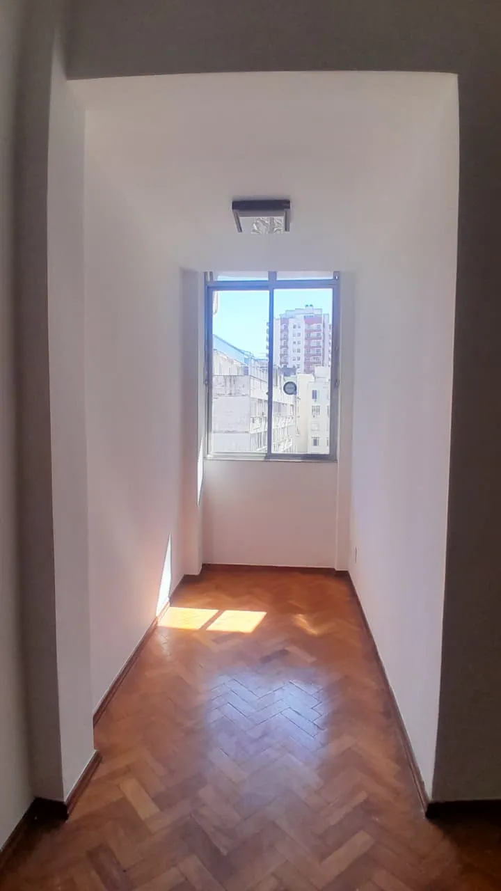 Unfurnished 1-bedroom apartment with glass shower and electric showerheads — photo 11
