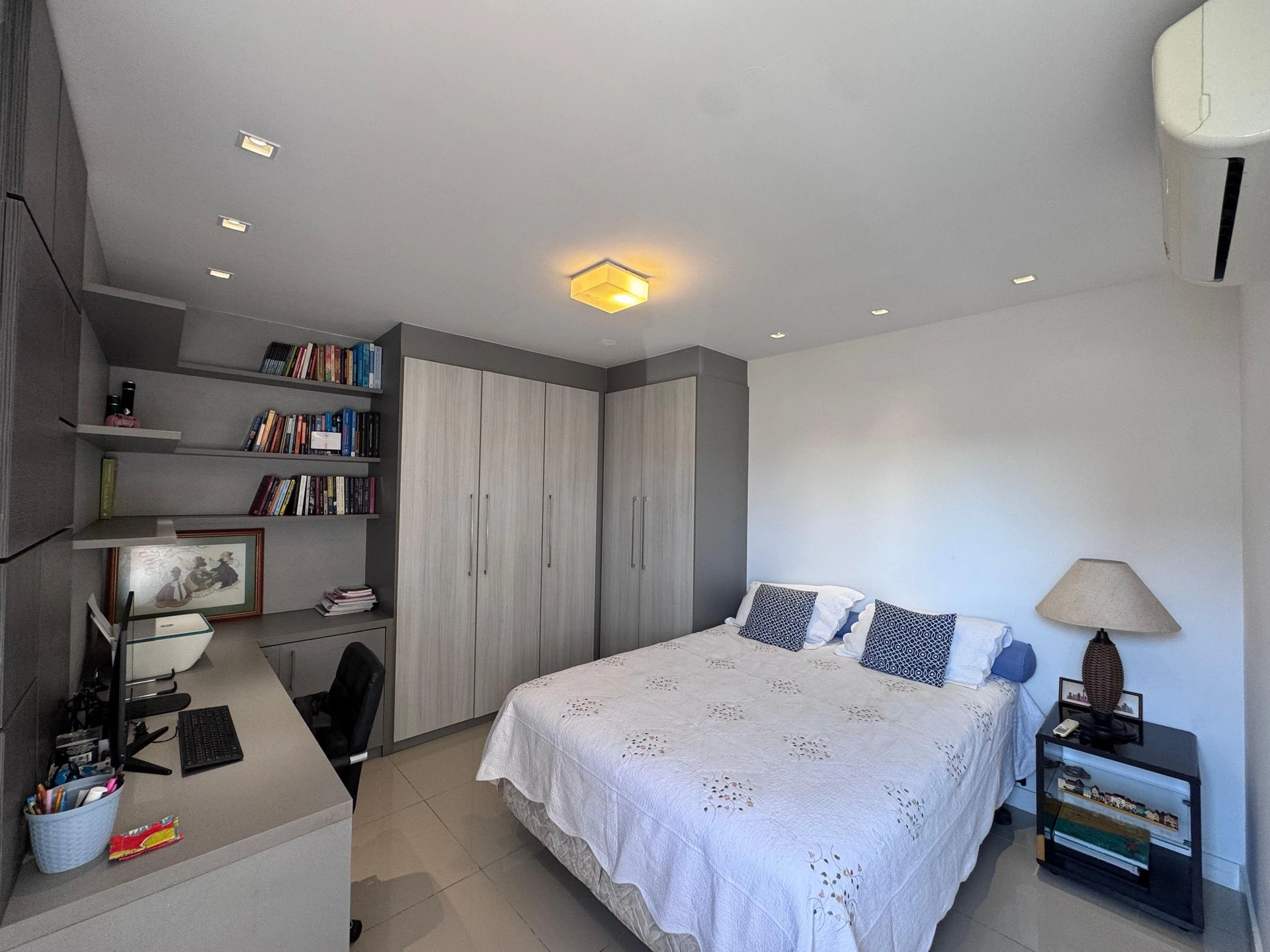 4-bedroom apartment with a glass-enclosed balcony — photo 11