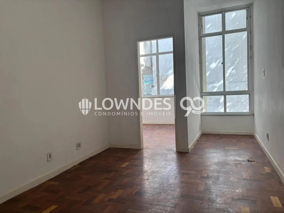 One-bedroom apartment with wood or laminate floors — photo 17