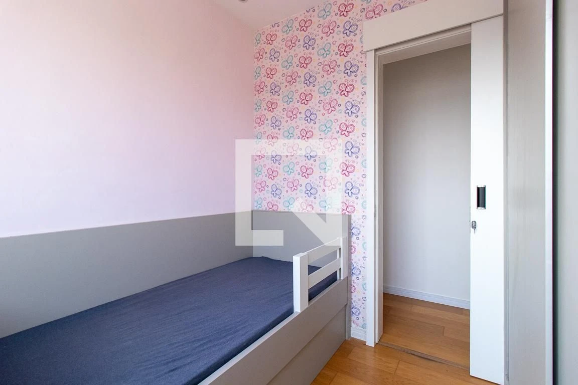 Balcony with a grill in a 2-bedroom apartment, 48 m² — photo 6