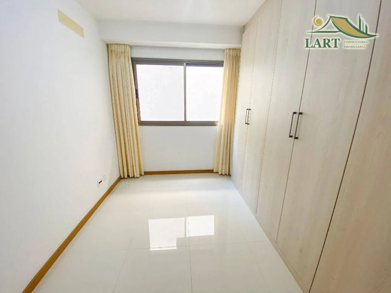 Apartamento sem mobília com 4 dormitórios e varanda — photo 14