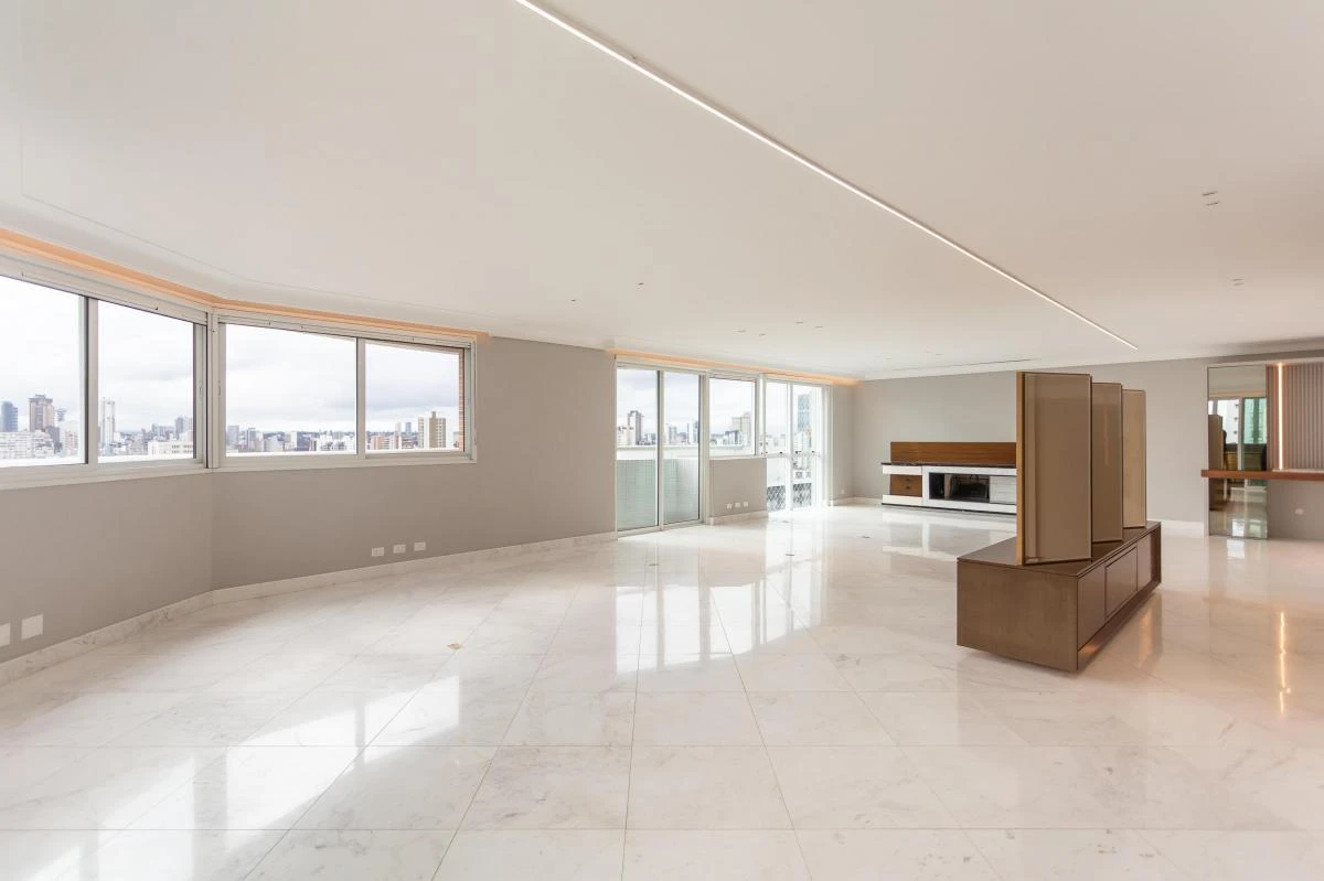 Glass-enclosed balcony in a 3-bedroom apartment, 297 m² — photo 14