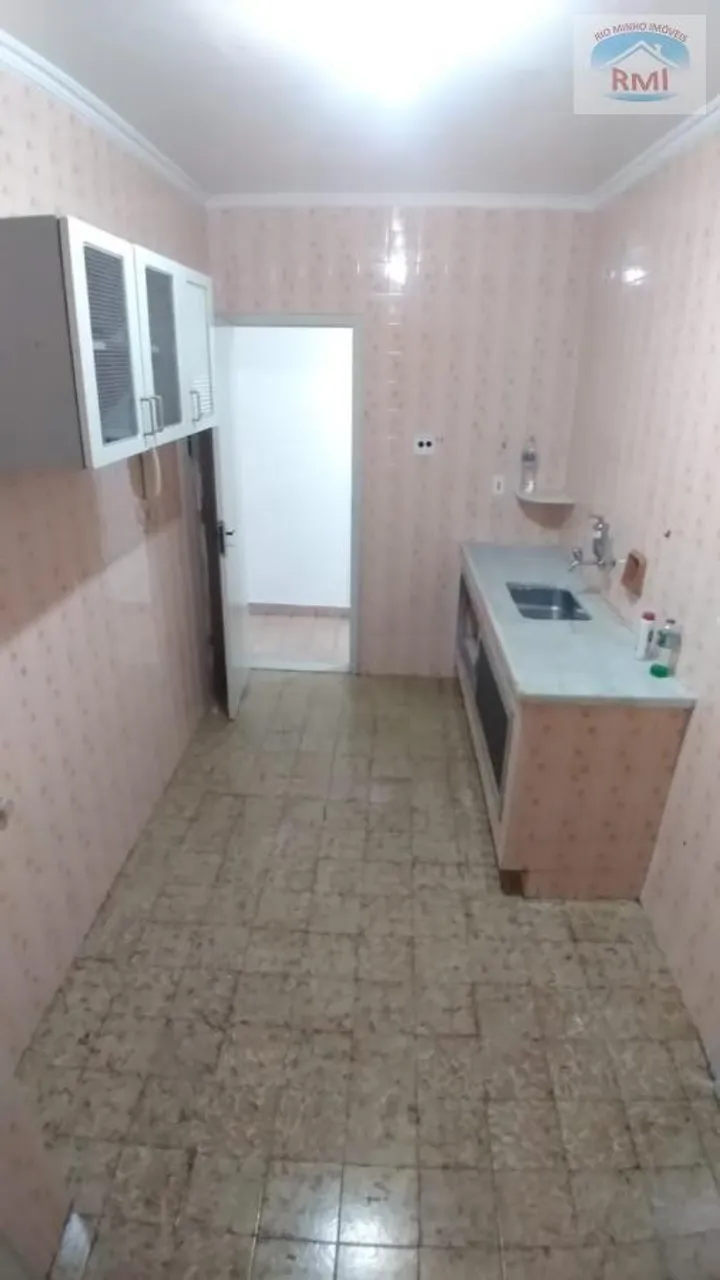 3-bedroom rental apartment with a glass-enclosed shower — photo 2