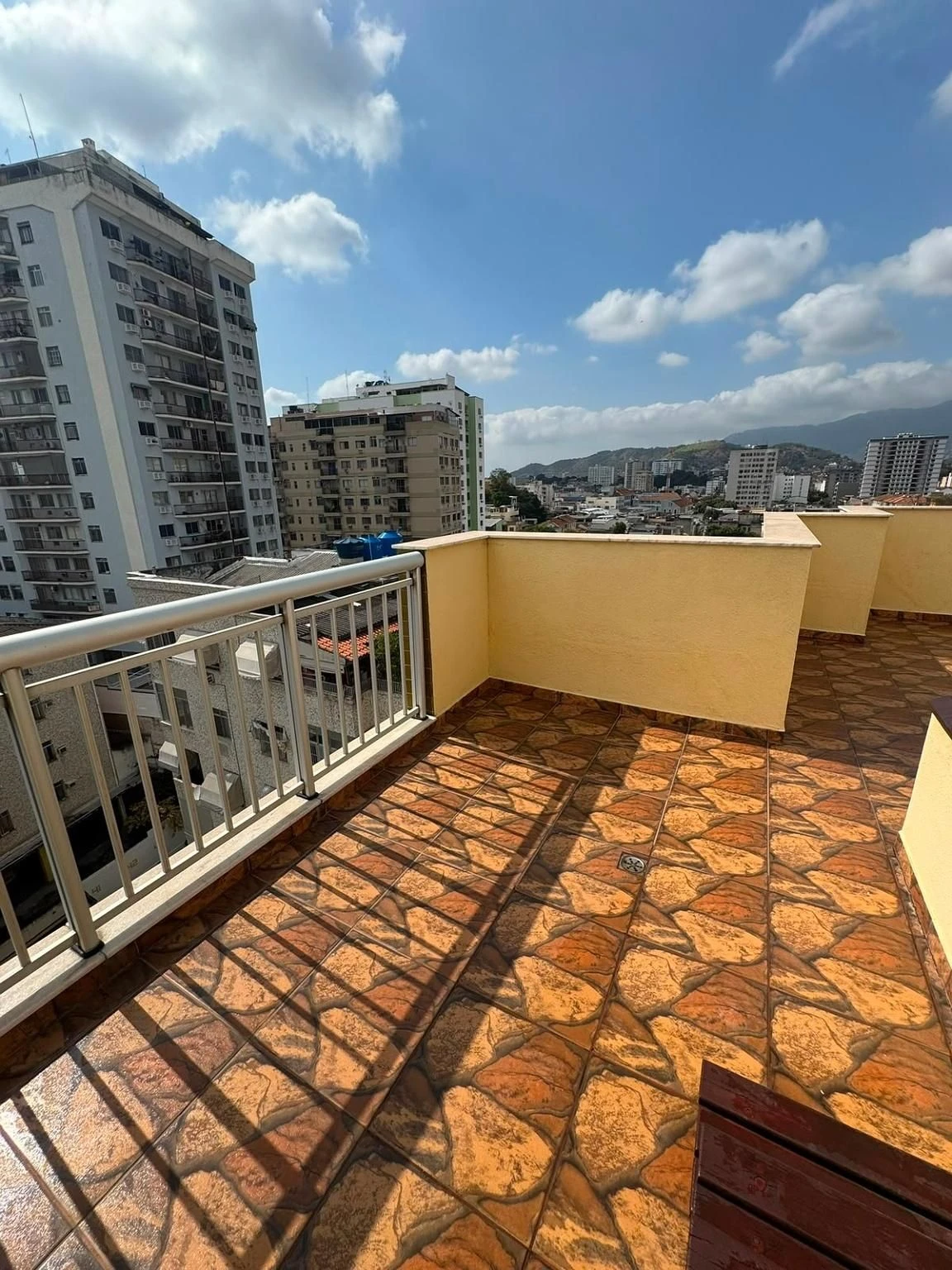Apartment with 3 bedrooms and 4 bathrooms, balcony sink — photo 40
