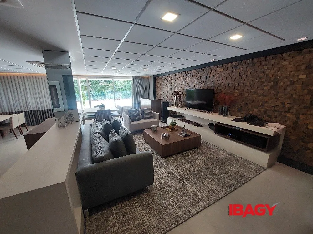 Furnished 2-suite apartment with enclosed balcony — photo 25