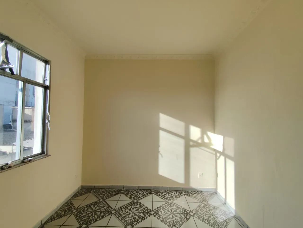 Unfurnished apartment with 3 bedrooms and 1 bathroom — photo 11