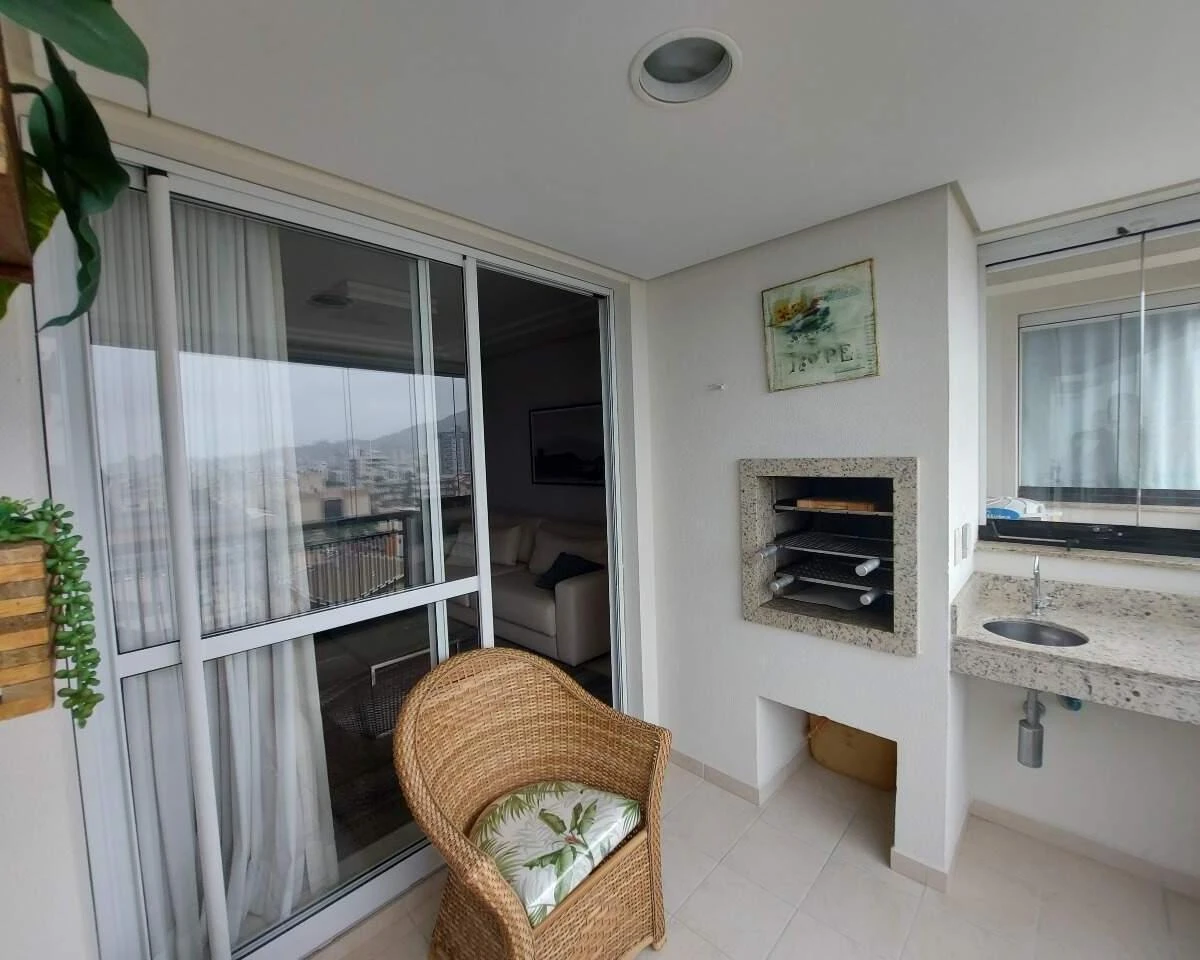 Квартира 149 м² с застеклённым балконом и грилем на балконе — photo 7