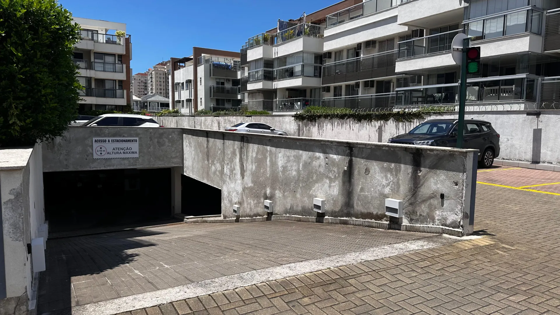 Apartamento semimobiliado com cozinha fechada e 2 vagas — photo 29