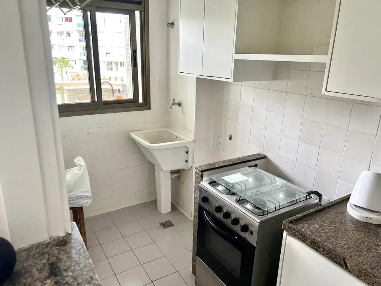 Furnished 1-bedroom apartment with open-plan gas kitchen — photo 4