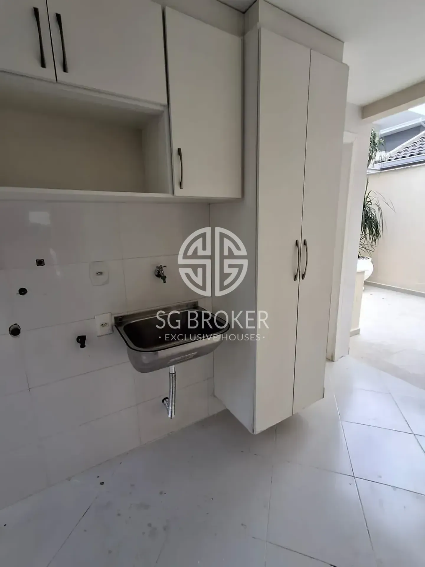 Casa com 5 suítes e 5 banheiros, 330 m² — photo 52