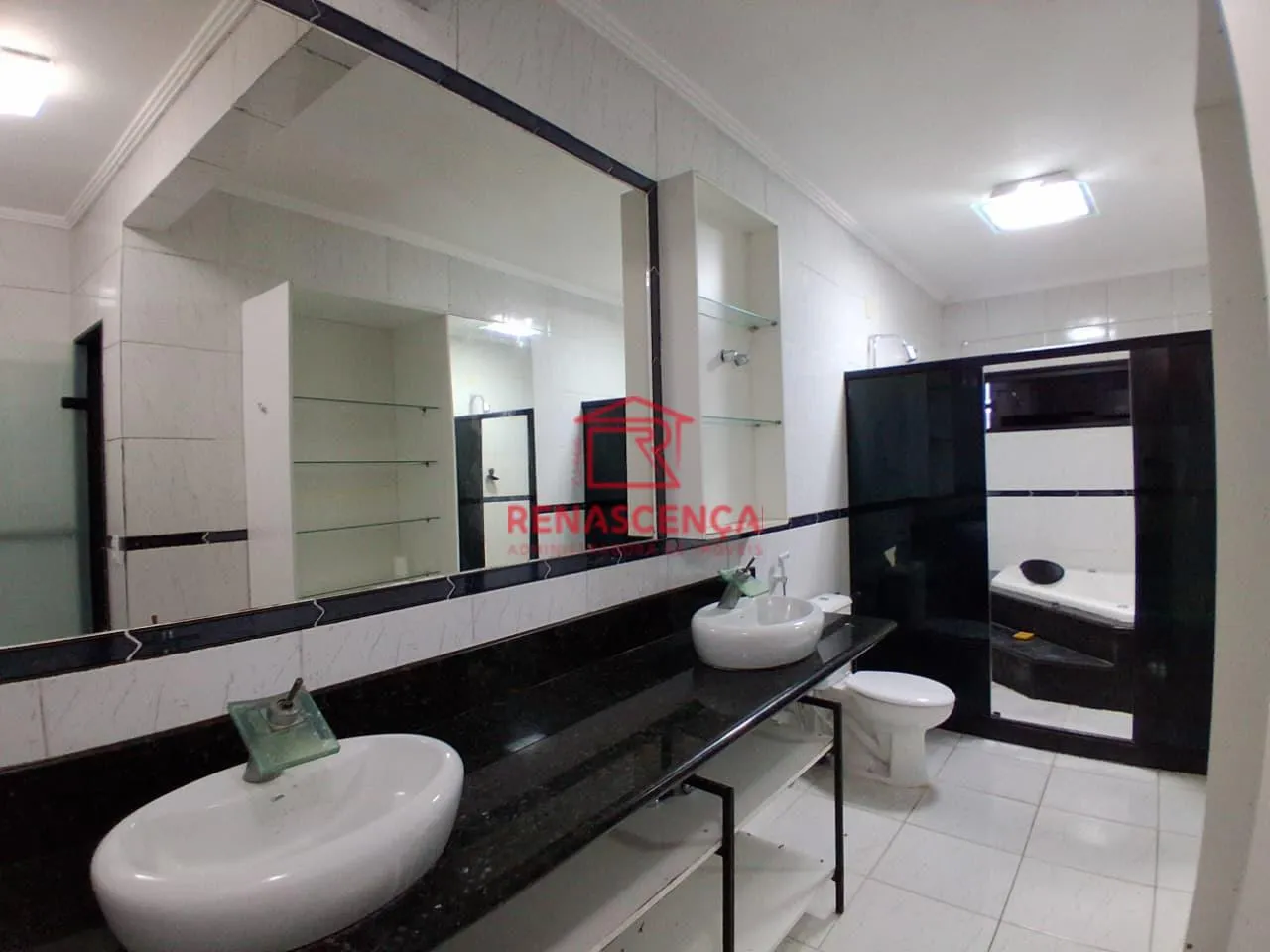 Гардеробная и 4 спальни: дом 323 м² — photo 13