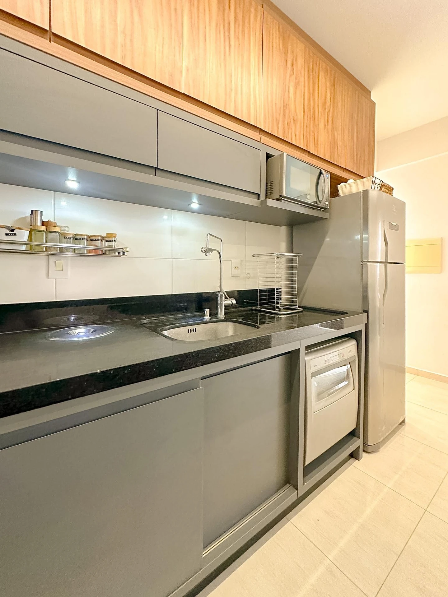 Furnished apartment, 92 m², with a grill on the balcony — photo 21