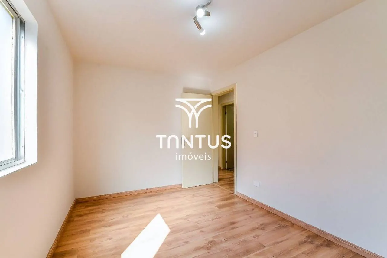 Wood or laminate floors in a 3-bedroom apartment, 80 m² — photo 3
