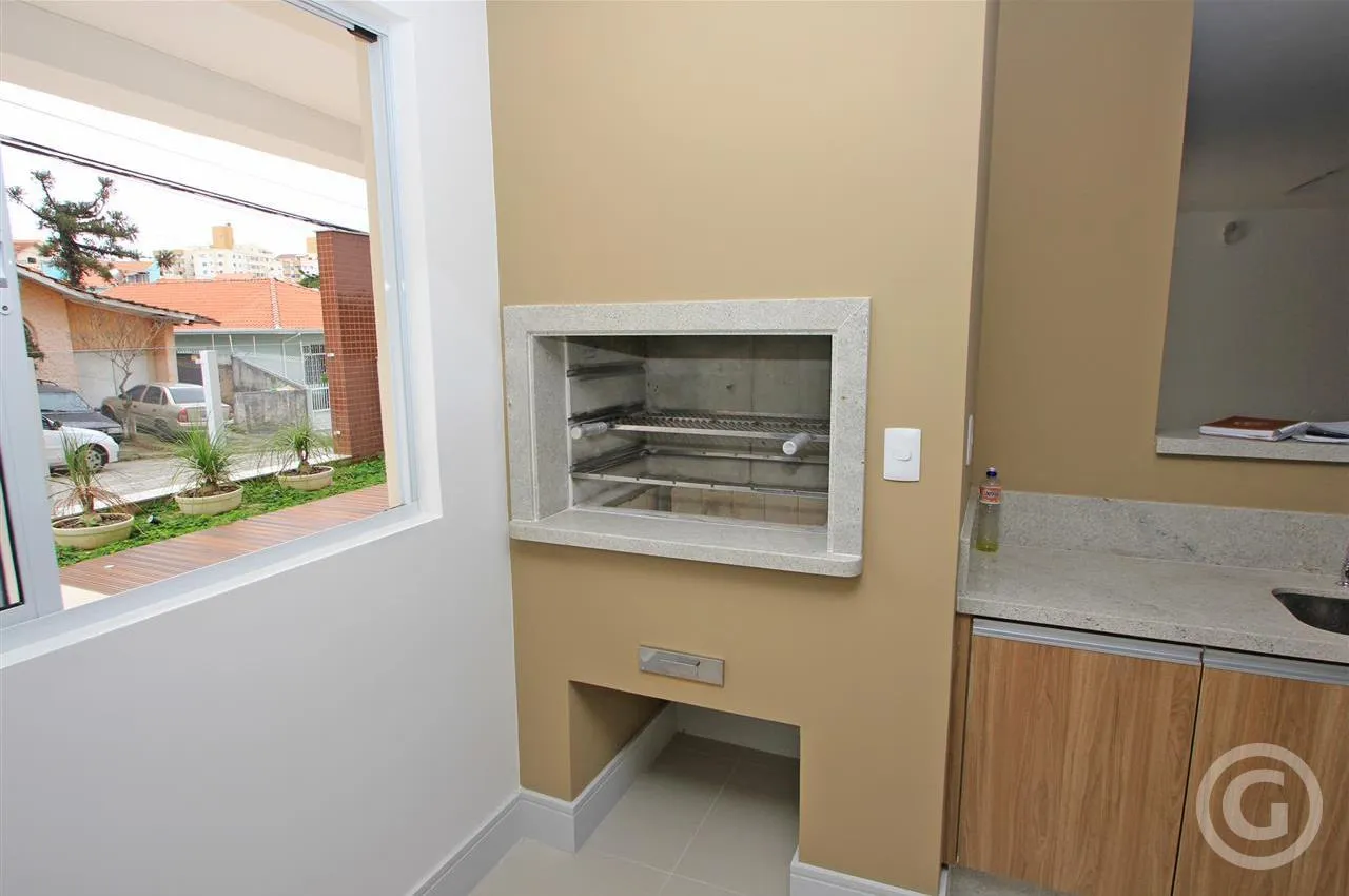 Balcony with a grill in a 3-bedroom apartment, 84 m²