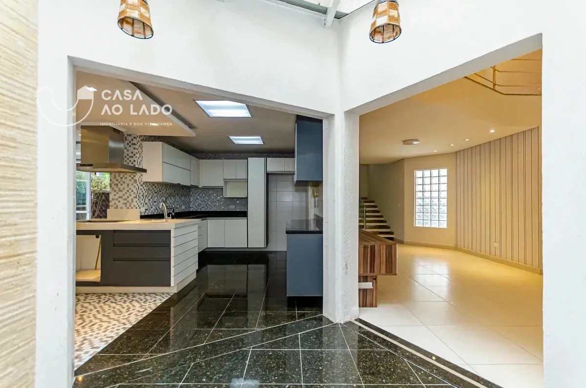 Balcony with a grill in a 3-bedroom house, 264 m² — photo 24