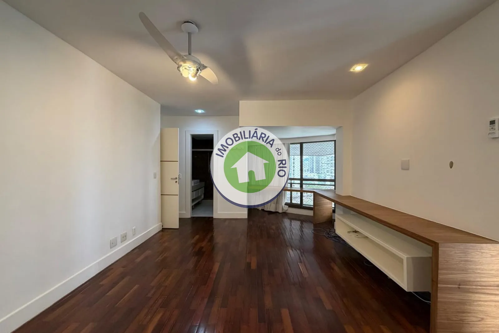 Apartment with 4 bedrooms and 5 bathrooms — photo 36