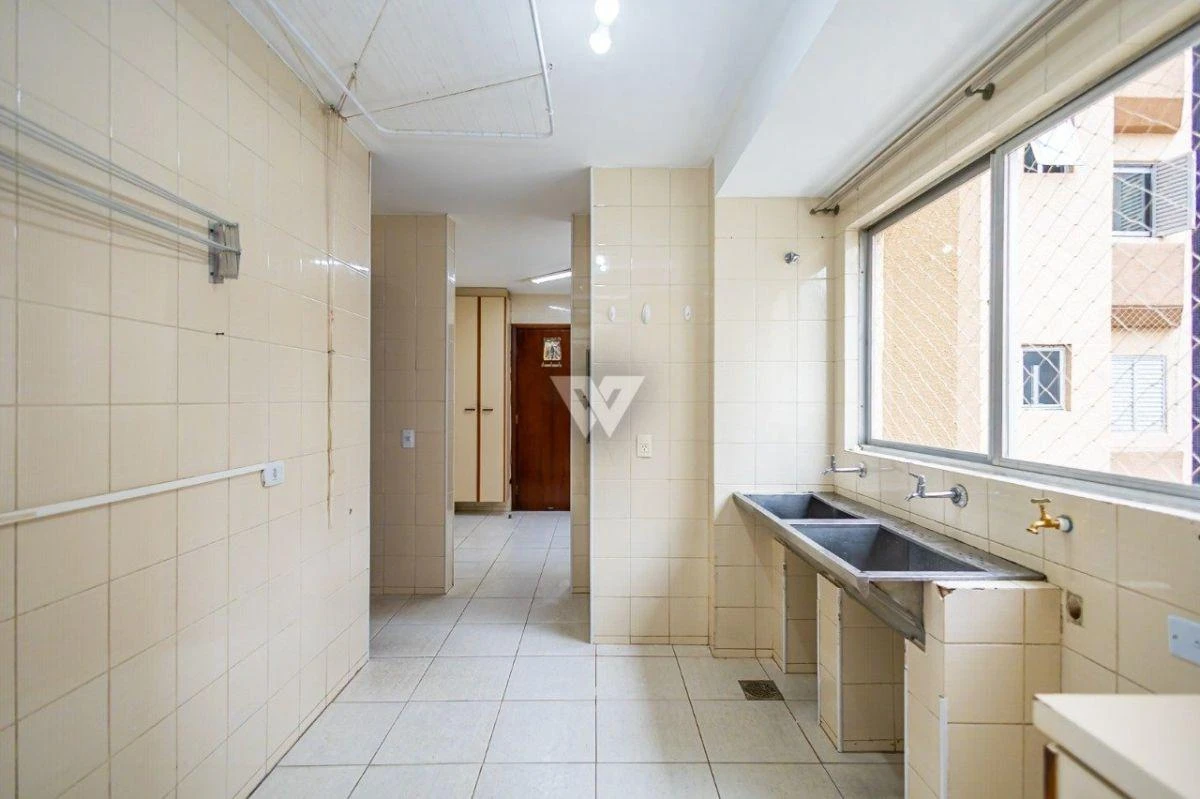 Apartment with wood floors, 4 bedrooms and glass balcony — photo 22