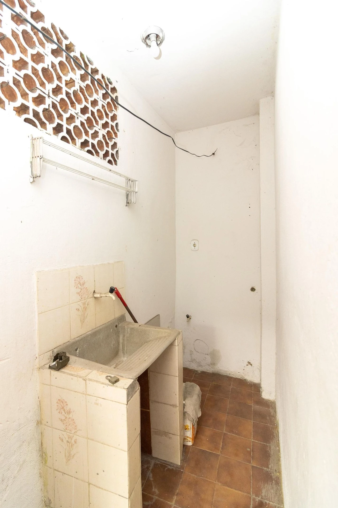 Rental house with no parking, 1 bedroom and 1 bathroom — photo 9