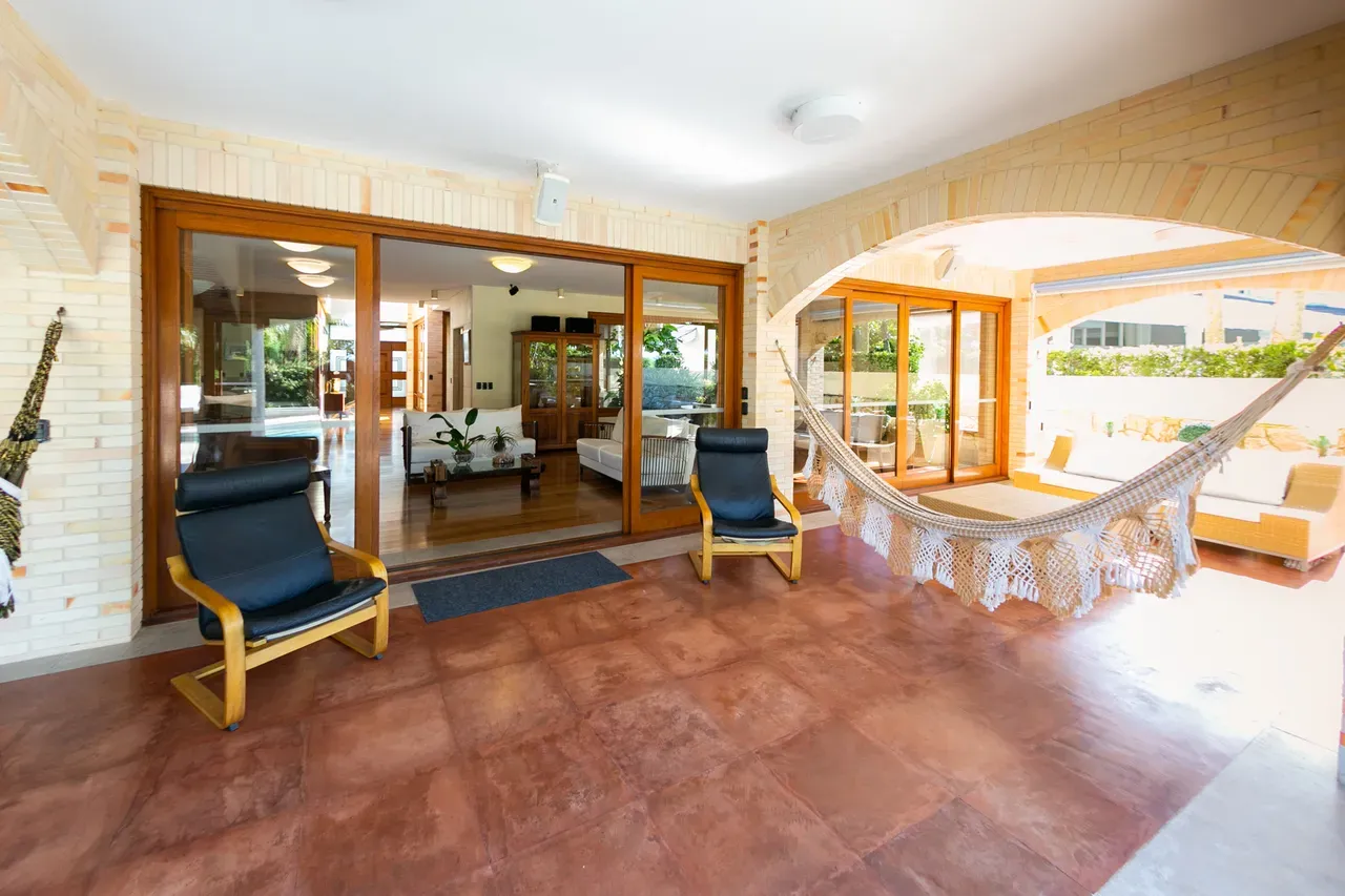 Furnished house, 330 m², with floor-to-ceiling windows — photo 16