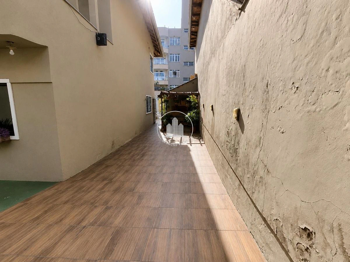House with 3 bedrooms and an outdoor BBQ area — photo 5