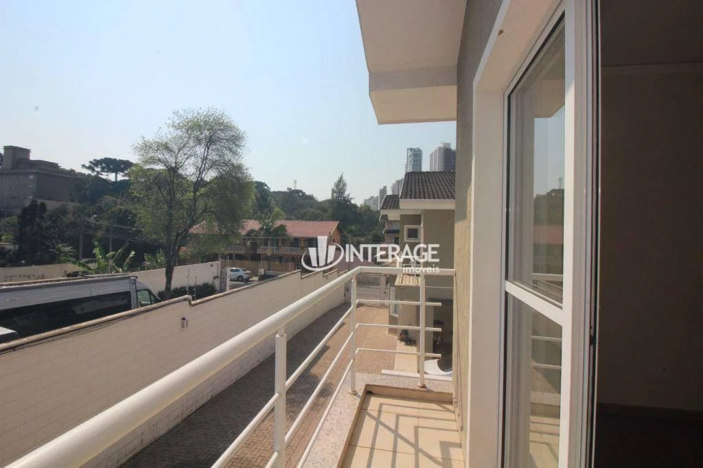 Balcony with a grill in a 3-bedroom house, 150 m² — photo 3