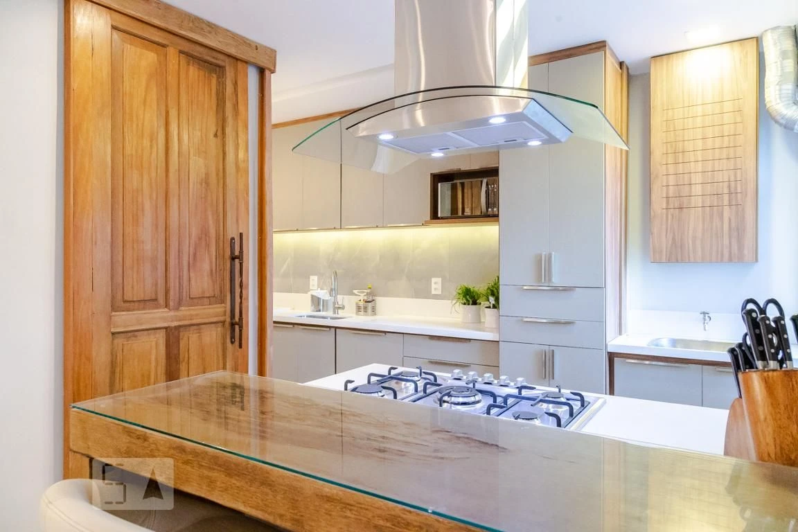 Furnished 2-bedroom apartment with a glassed-in balcony — photo 8