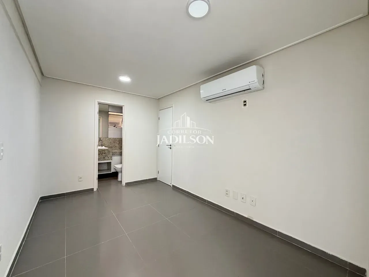 2-bedroom apartment in a building with a gym — photo 13