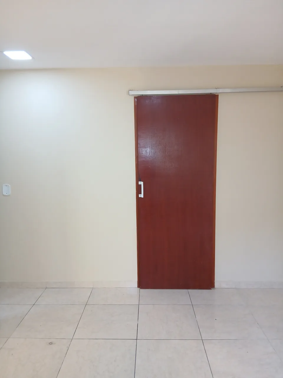Unfurnished 2-bedroom apartment with a gas kitchen — photo 10