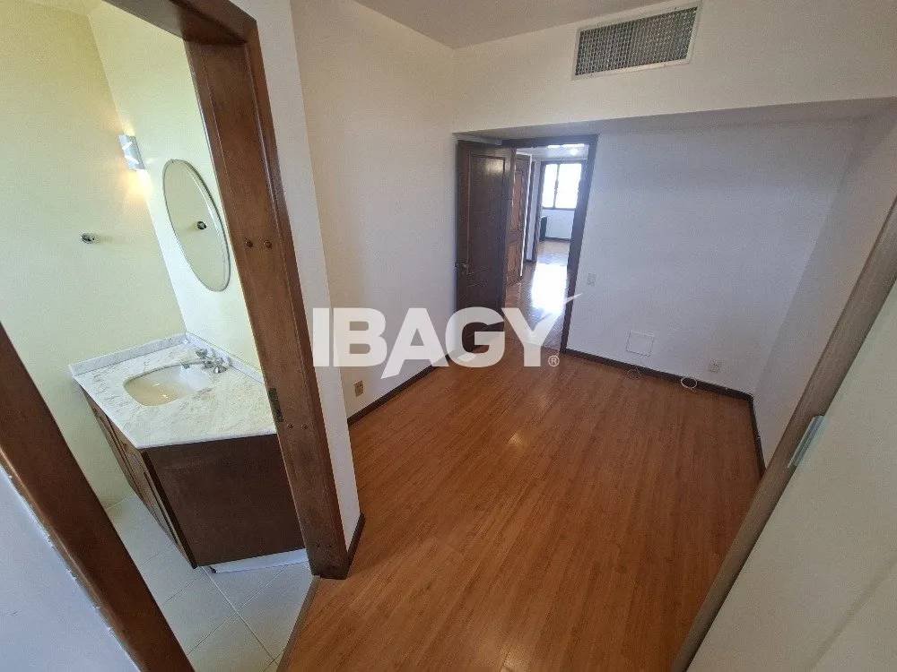 302 m² apartment with a water view and a bathtub — photo 21