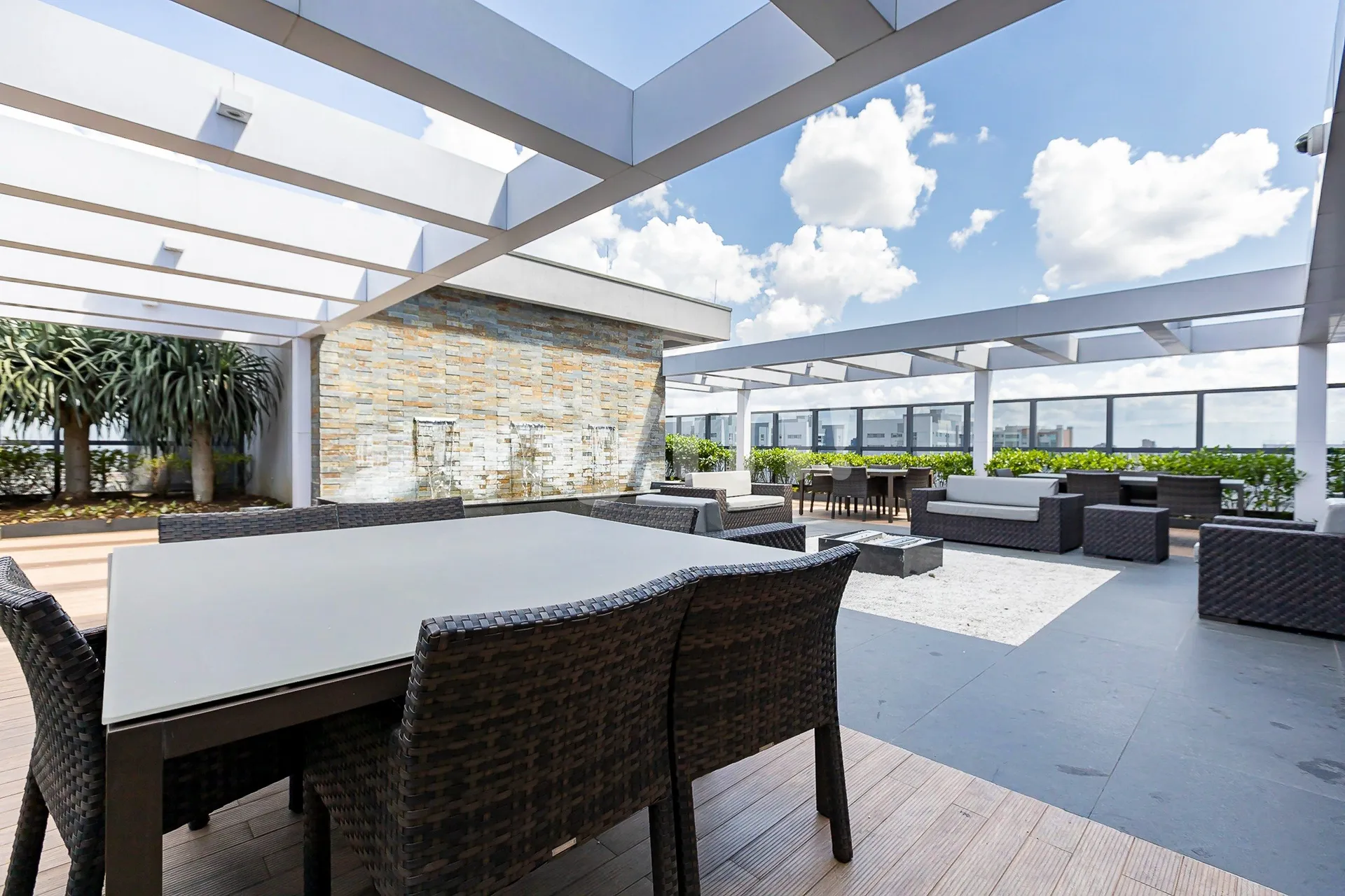 Furnished 2-bedroom apartment with a balcony grill — photo 66
