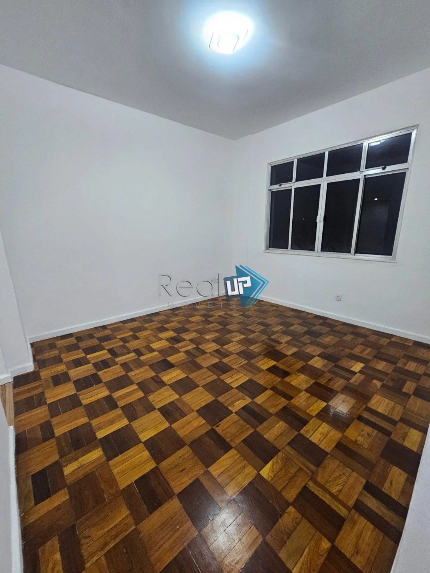 Wood or laminate floors in a 2-bedroom apartment, 68 m² — photo 3